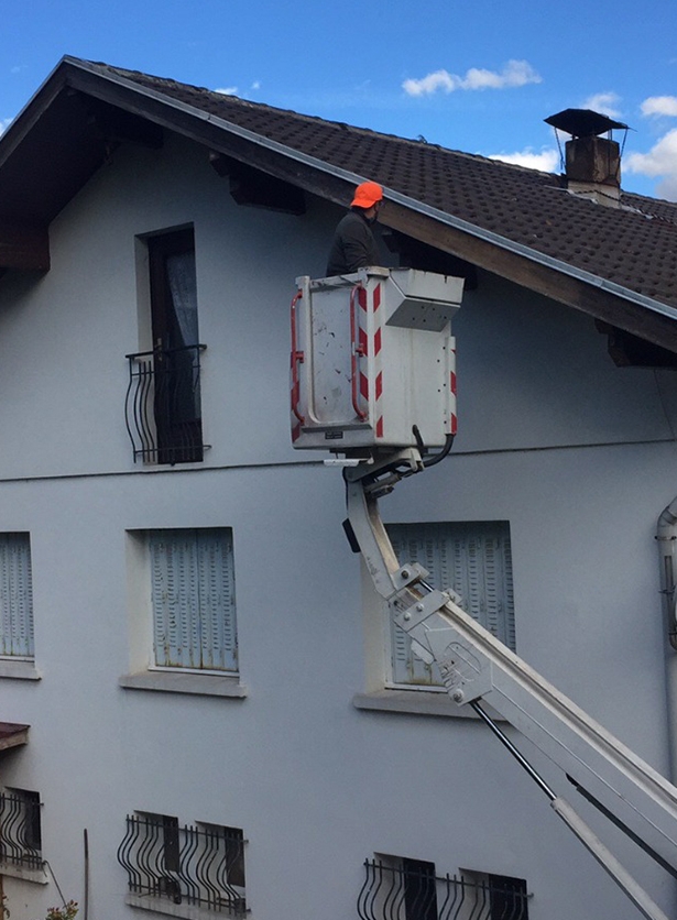 Démoussage et nettoyage de Toiture à Grenoble et en Isère (38) : Pourquoi le mois d'Août est idéal?